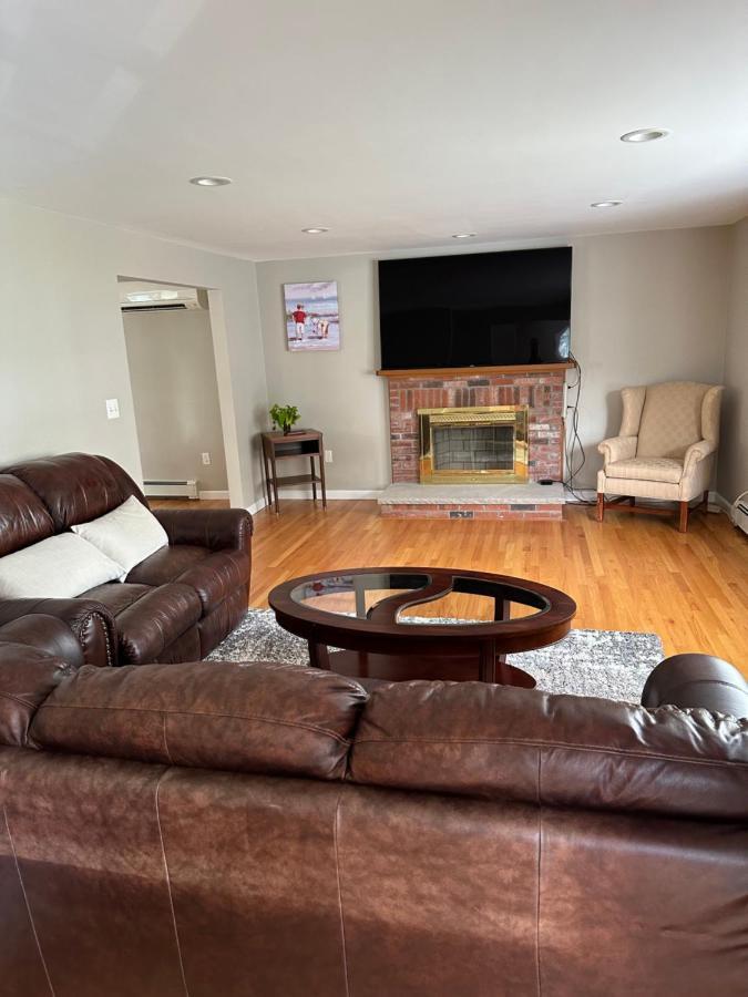 Room In Single Family House - Suburban Neighborhood In Бостон Екстер'єр фото